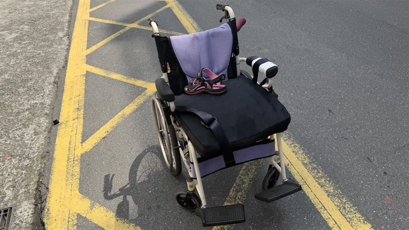 新北新莊八德街立體停車場前，陳男駕車疑未注意車前狀況，撞飛輪椅嬤及看護。（圖／翻攝畫面）