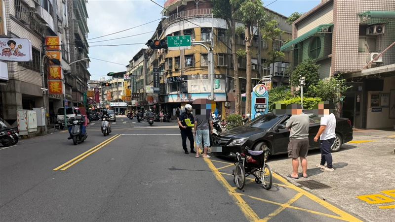新北新莊八德街立體停車場前，陳男駕車疑未注意車前狀況，撞飛輪椅嬤及看護。（圖／翻攝畫面）