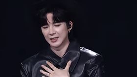 劉宇寧唱一半面露不適。（圖／翻攝自微博）