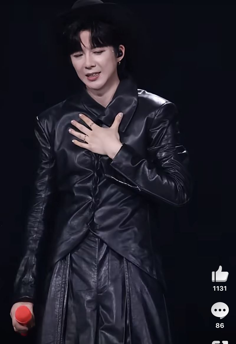 劉宇寧唱一半面露不適。（圖／翻攝自微博）