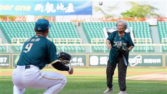 大港阿嬤苦練開球不喊累　曝還想再去跳舞