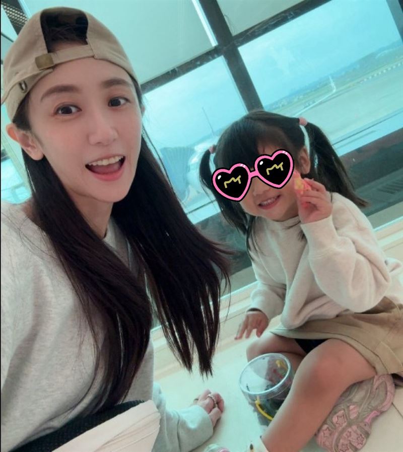 面對女兒的反應，蔡允潔忍不住自嘲，開始懷疑自己該開心孩子獨立，還是該擔心她太過淡定。（圖／翻攝自蔡允潔FB）