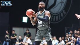 班提爾拿下15分10籃板10助攻的大三元數據。（圖／TPBL提供） 