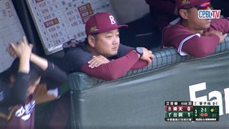 桃猿翻譯衝上場撞到頭　曾總點出球場危險