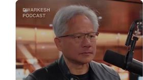 輝達執行長黃仁勳接受Podcast節目專訪，面對主持人從輝達核心技術被取代，再到出口中國晶片國安風險的尖銳提問，黃仁勳表情僵硬難看。（圖／翻攝自X平台 @RnaudBertrand）