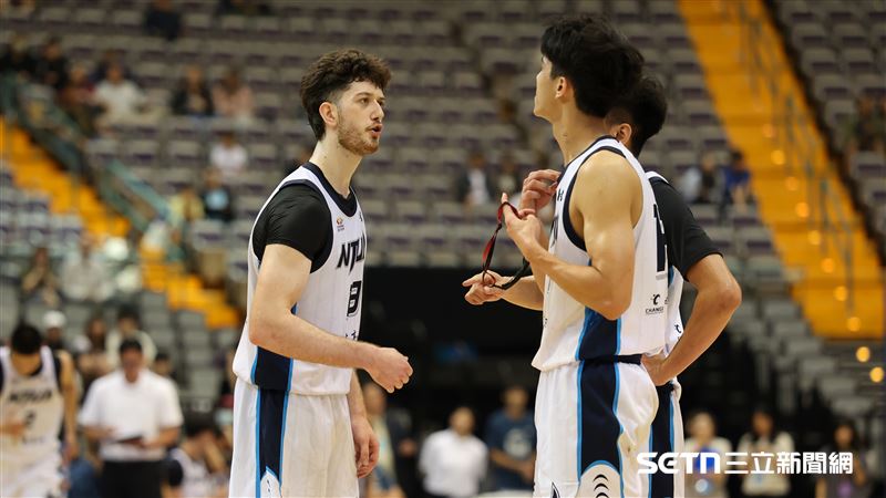 UBA男子組季軍賽，台藝大外籍生飛尼克斯和隊友交談。（圖／記者劉彥池攝影）