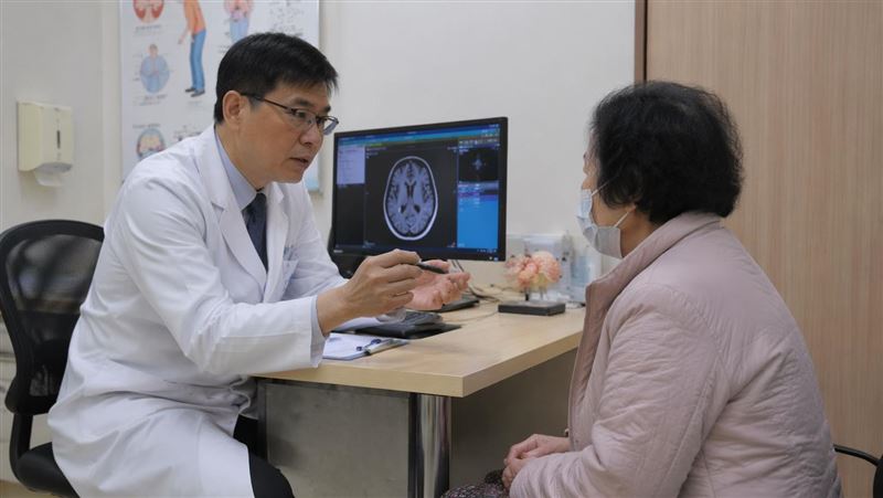 她動作卡沒理會！竟是帕金森 4警訊要小心