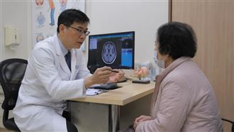 她動作卡沒理會！竟是帕金森 4警訊要小心