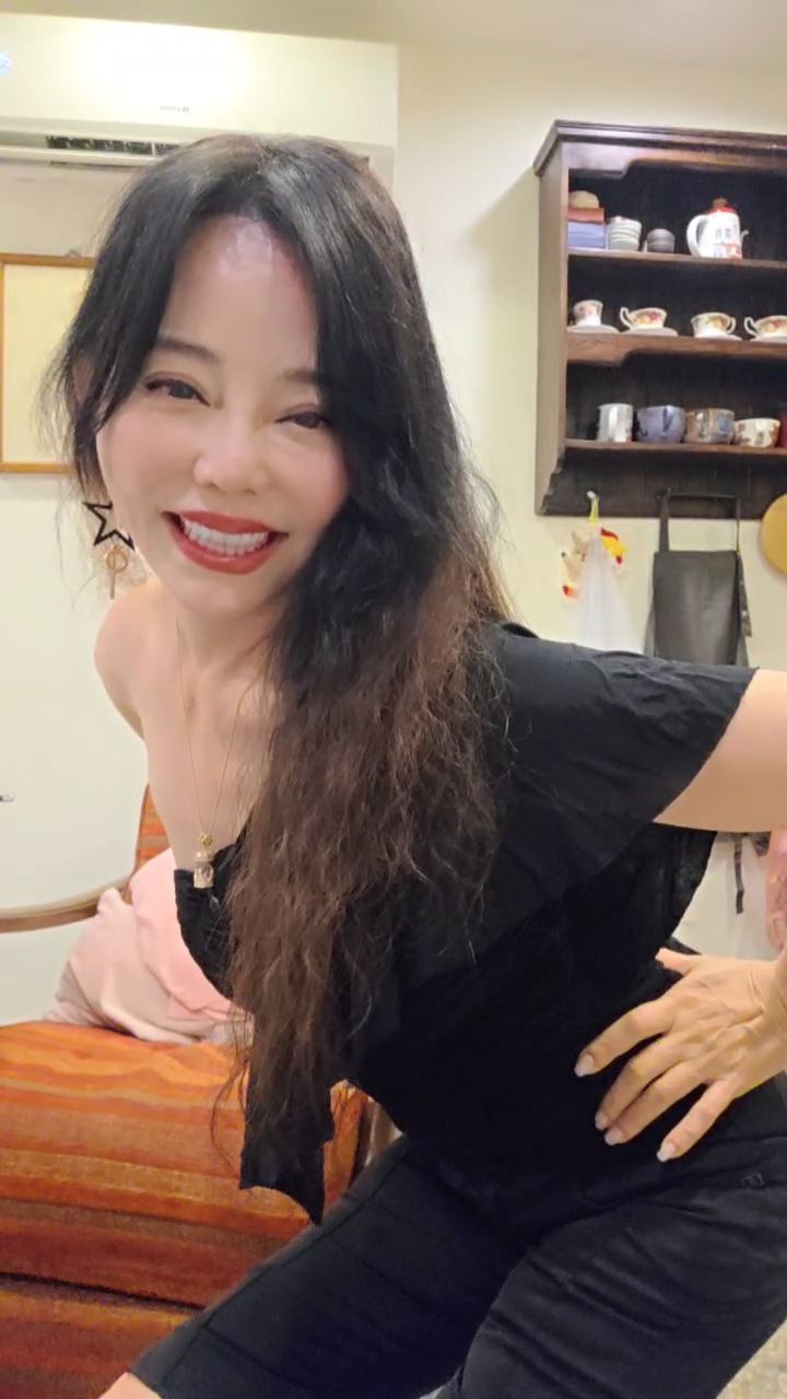 狄鶯大方展現好身材。（圖／翻攝自Twitch）