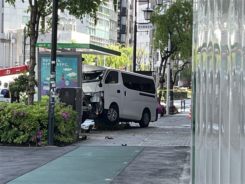 日本東京都澀谷區一輛廂型車突然衝入路邊公車站，造成車上駕駛身亡，波及另一名行人受輕傷送醫。（圖／翻攝自X @koihime_mutou）
