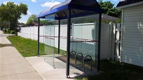 日本東京都澀谷區一輛廂型車突然衝入路邊公車站，造成車上駕駛身亡，波及另一名行人受輕傷送醫。（示意圖／pixabay）