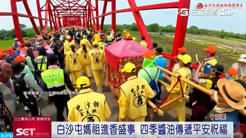 粉紅超跑的高人氣，吸引大批香燈腳追隨，畫面相當壯觀