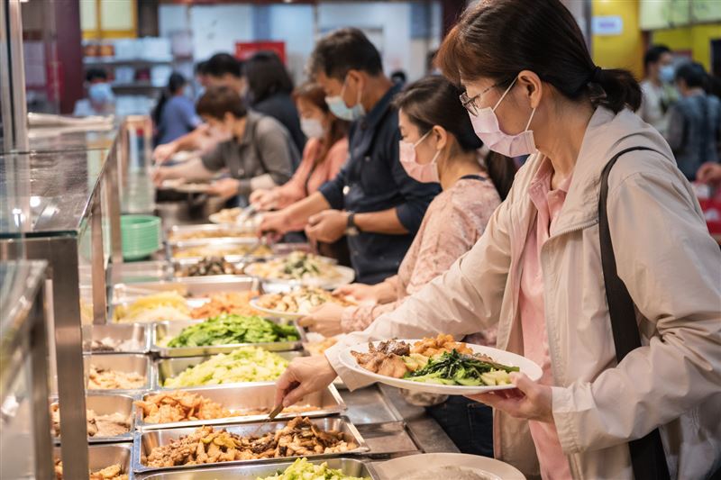 自助餐可依211餐盤搭配，先吃蛋白，再來是蔬菜、澱粉，有助於穩定飯後血糖。（圖／AI製圖）