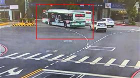 2輛公車擋道癱瘓交通達15分鐘。（圖／翻攝畫面）