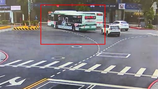 2公車搶道互不讓！板橋交通癱瘓15分鐘