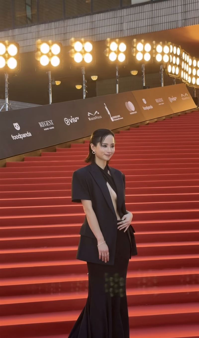 梁雍婷外套內側超深V剪裁設計，成為全場焦點。（圖／翻攝自IG @hongkongfilmawards）