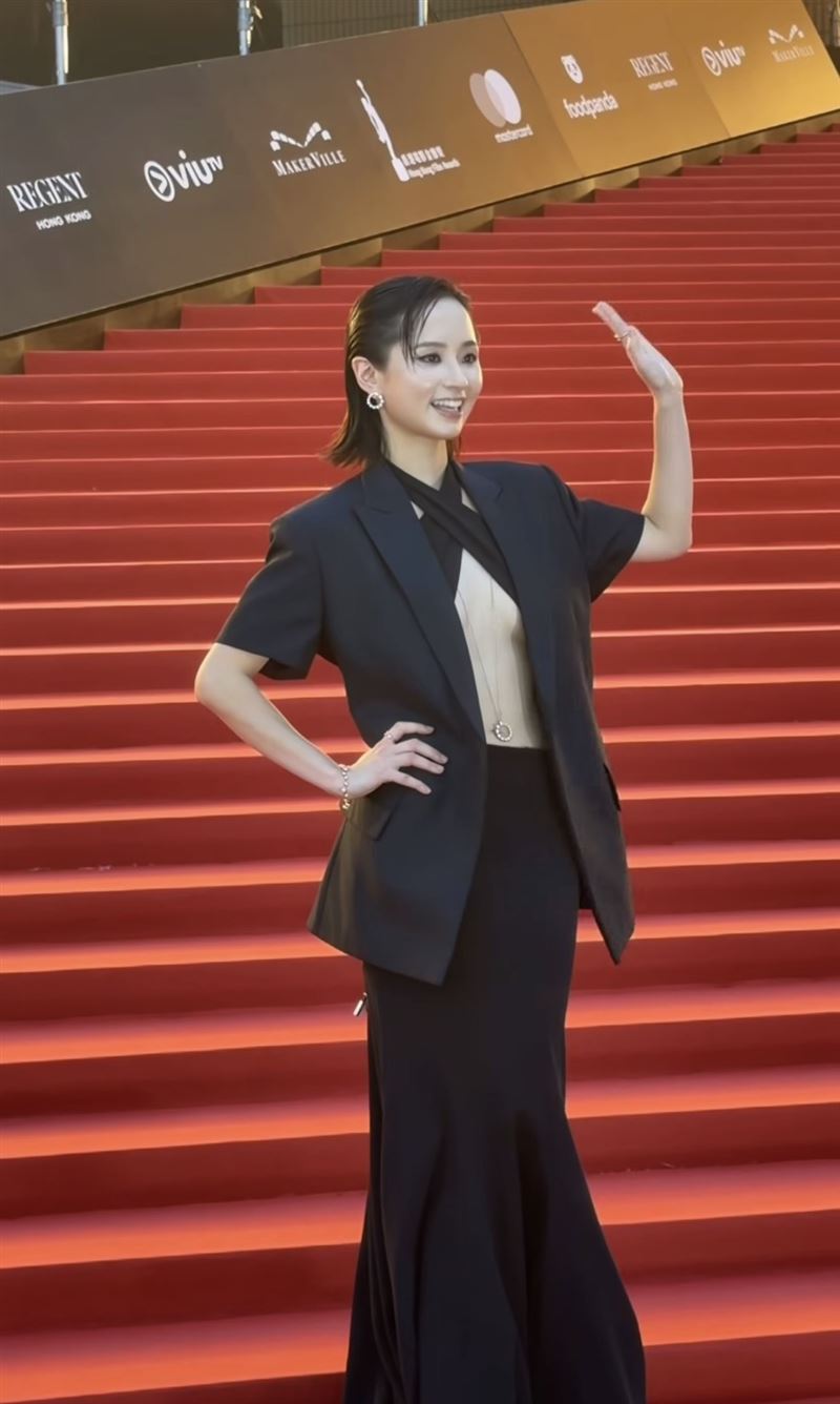 梁雍婷外套內側超深V剪裁設計，成為全場焦點。（圖／翻攝自IG @hongkongfilmawards）