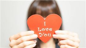 醫師指出，「桃花癲」並非單純戀愛腦，而是春季好發的雙向情緒障礙。（示意圖非當事人／photoAC）