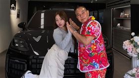 吊車大王（右）與小女兒拍照。（圖／翻攝自IG @cranedoll__98）