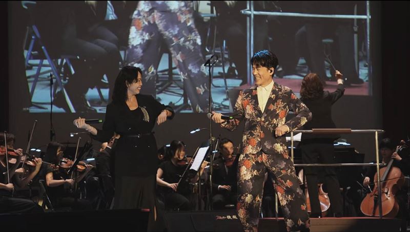 擁有細膩嗓音與爆發力的文慧如，重新詮釋多首華語經典歌曲。 