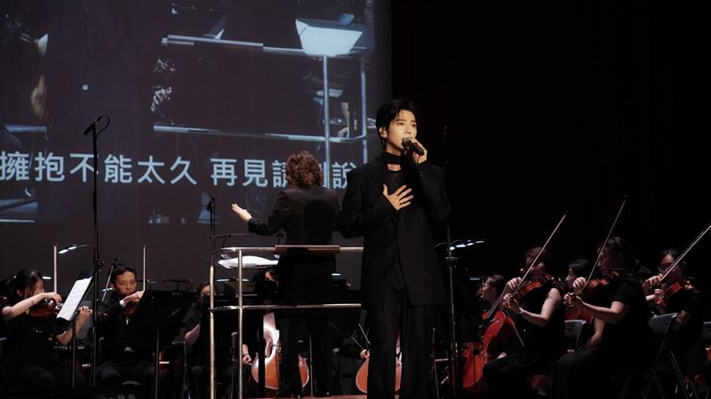 Bii 畢書盡在演唱中驚喜走下舞台，主動與觀眾近距離互動，親切寵粉、握手致意，讓現場尖叫聲不斷。 