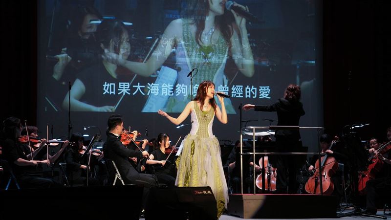 擁有細膩嗓音與爆發力的文慧如，重新詮釋多首華語經典歌曲