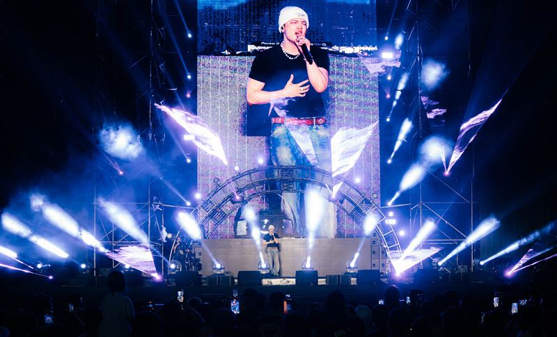 J.Sheon演出一半，被火花噴到背部。（圖／臺東縣政府民政處提供）