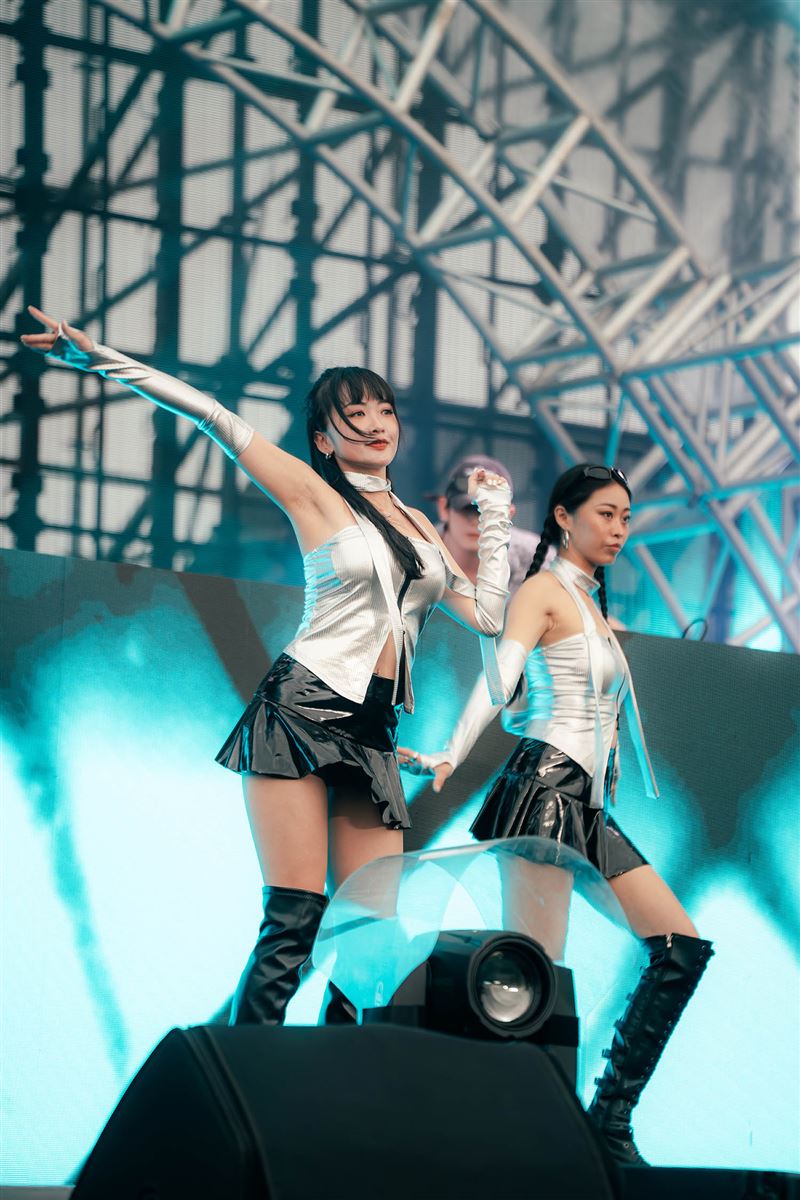 CHARLIE&rsquo;S ANGELS帶來高強度熱舞組曲，觀眾隨節奏熱情擺動。（圖／臺東縣政府民政處提供）