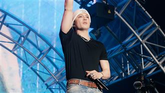 J.Sheon唱一半出事了　背部遭火花噴射