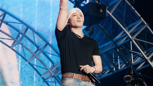 J.Sheon唱一半出事了　背部遭火花噴射