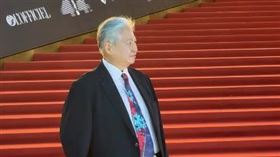 洪金寶穿著一套俐落西裝現身。（圖／翻攝自香港電影金像獎IG） 