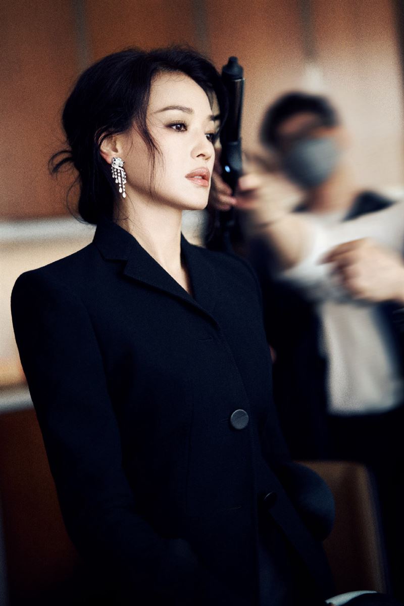 舒淇以一身帥氣黑色套裝，出席香港金像獎頒獎典禮。（圖／翻攝自微博）