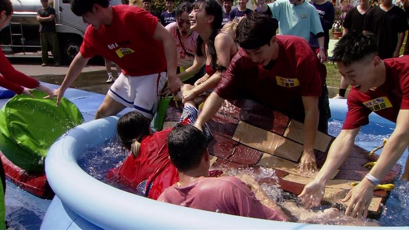 眾人闖關拿獎金。（圖／民視提供）