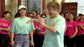 胡瓜（中）進行挑戰。（圖／民視提供） 