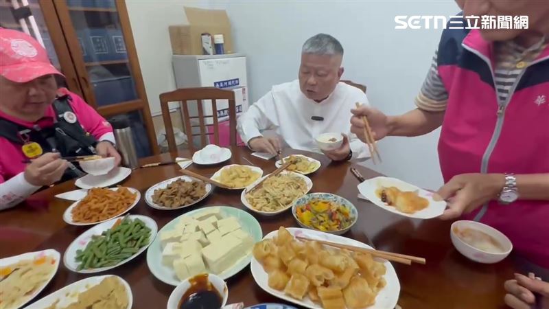 北斗鎮華嚴寺每年遶境時都會準備豐富的傳統式清粥小菜迎接信徒們，華嚴寺的清粥小菜也是大甲鎮瀾宮董事長顏清標的最愛。（圖／三立新聞）