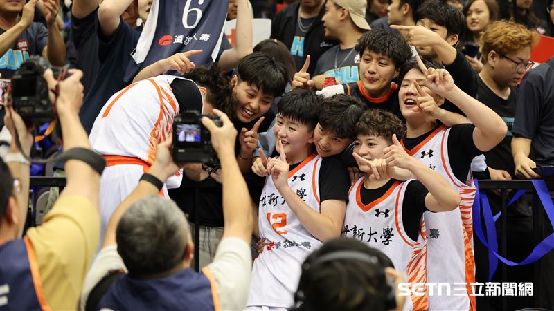 UBA女子組冠軍賽，世新大學擊敗文化大學封后，球員和場邊加油團合影。（圖／記者劉彥池攝影）