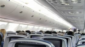 美國航空再陷「超賣趕客」爭議。（示意圖／Pixabay）