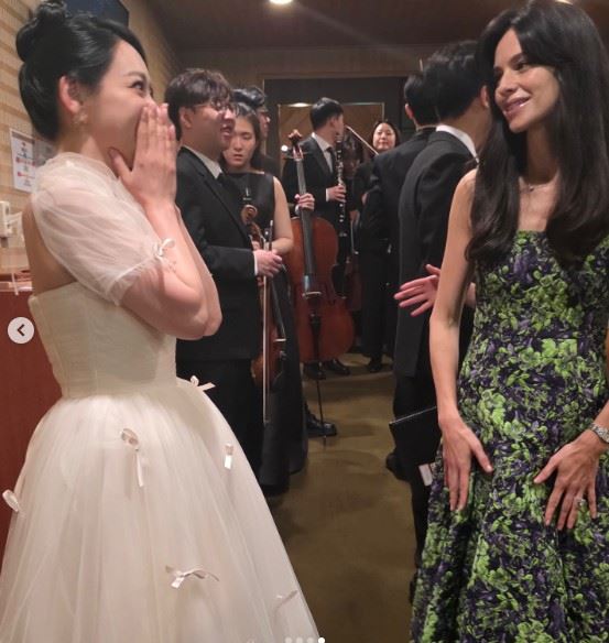 金素賢（左）見到宋仲基妻子凱蒂（右）震驚到捂嘴。（圖／翻攝自IG）