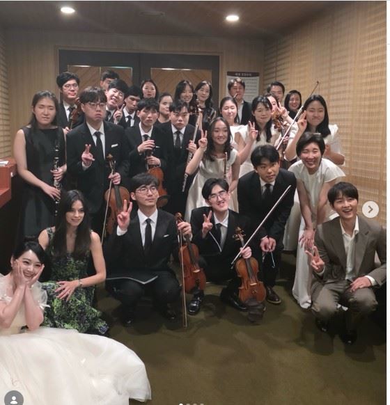 宋仲基（下排右一）首度帶妻子凱蒂（下排左二）出席公開活動。（圖／翻攝自IG）