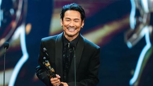 杜德偉奪金像獎男配　淚憶吳孟達啟發