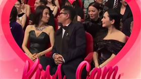 金像獎大玩Kiss Cam（親吻鏡頭），古天樂接連對宣萱、郭羨妮、滕麗名作勢獻吻。（圖／翻攝自微博）