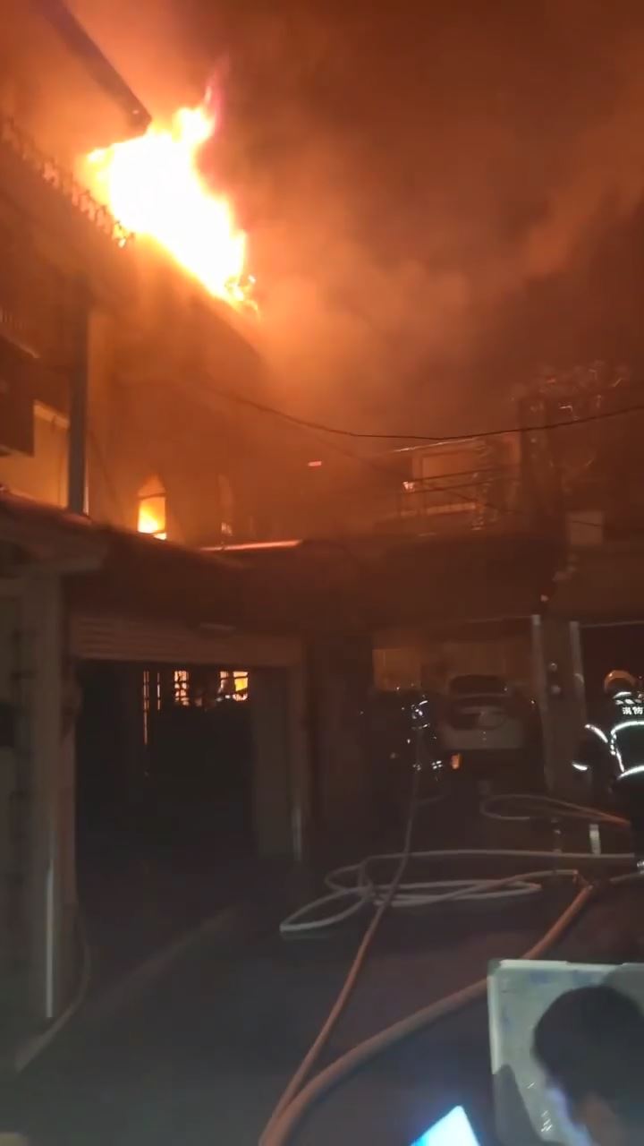 嘉義市東區一處透天厝晚間火警，1家3口命危送醫。（圖／翻攝嘉義市消防局臉書）