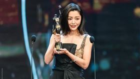 衛詩雅奪下金像獎女配獎座。（圖／翻攝自香港電影金像獎臉書）