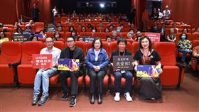 蔡英文觀賞「傳奇女伶 高菊花」包場放映前總統蔡英文（前中）18日出席紀錄片「傳奇女伶 高菊花」包場放映，監製熊儒賢（前右）、沈可尚（前左2）及導演盧元奇（前左）於映後合影。（野火樂集提供提供）