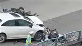 根據中國網路流傳的影像顯示，肇事車輛是1輛白色自用轎車。（圖／翻攝自微博）