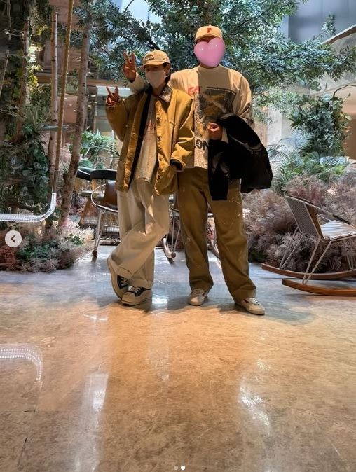 孫藝真放閃玄彬，臉蛋還逗趣用貼圖遮擋。（圖／翻攝自IG）