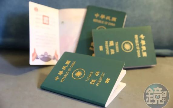 有網友分享代辦護照經驗表示，很多人會自己拍照及自行列印，他提醒超商列印的照片，因材質不符規定會被退件，釣出一堆曾遭打槍的網友直說是「真的」。（本刊資料照）