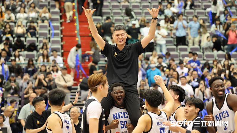 UBA男子組冠軍賽，政治大學擊敗國立體大奪冠，總教練陳子威被球員背在肩上。（圖／記者劉彥池攝影）