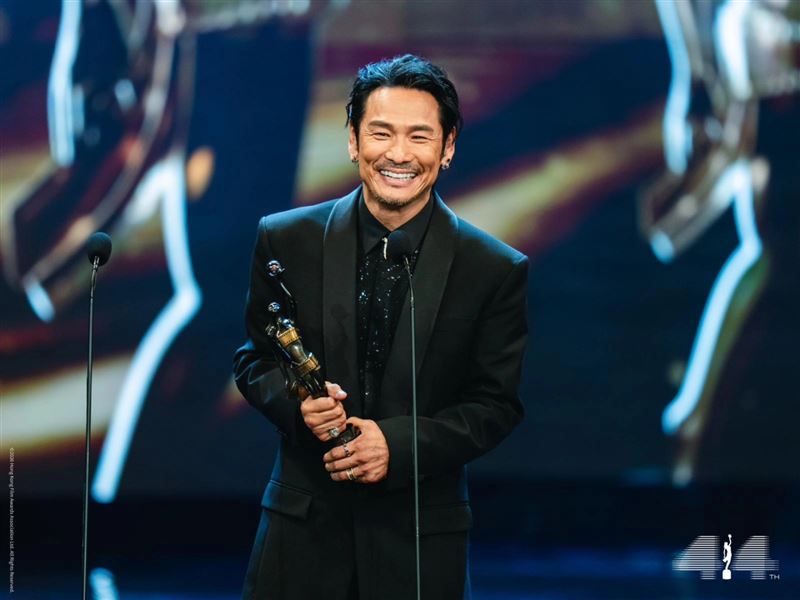 杜德偉則以《風林火山》奪得最佳男配角，入行41年首度抱回金像獎座。（圖／翻攝自IG @hongkongfilmawards）
