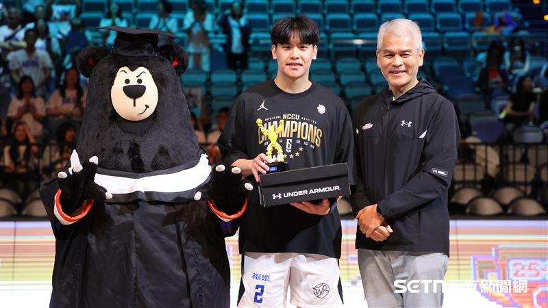 UBA頒獎典禮，政治大學徐得祈獲得男生組冠軍賽MVP。（圖／記者劉彥池攝影）